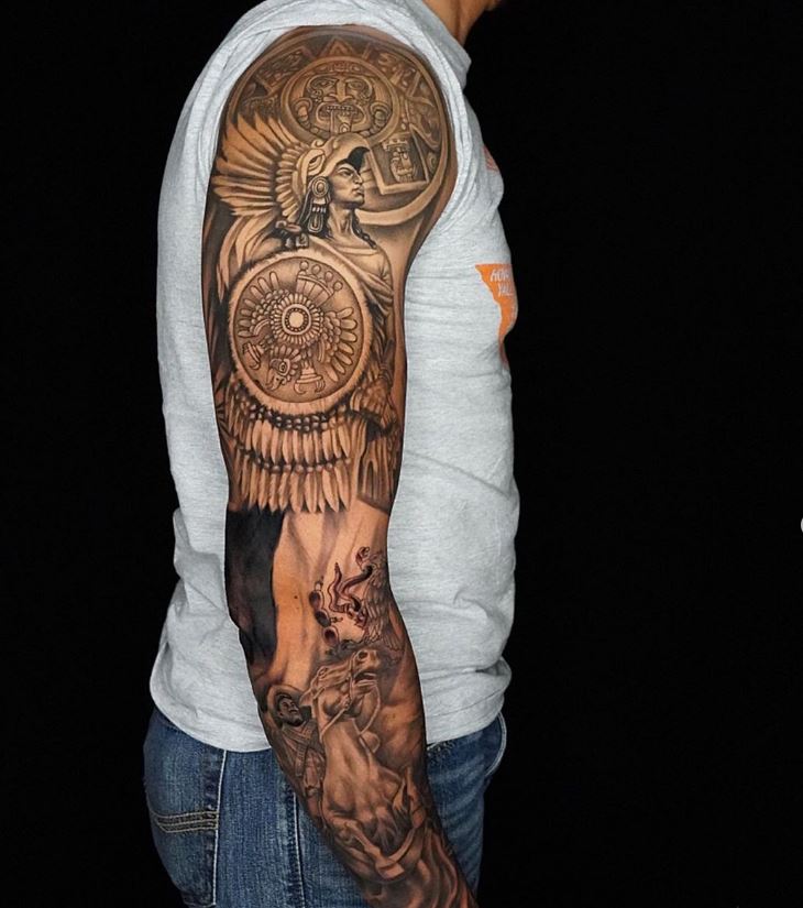 braccio tatuato azteco