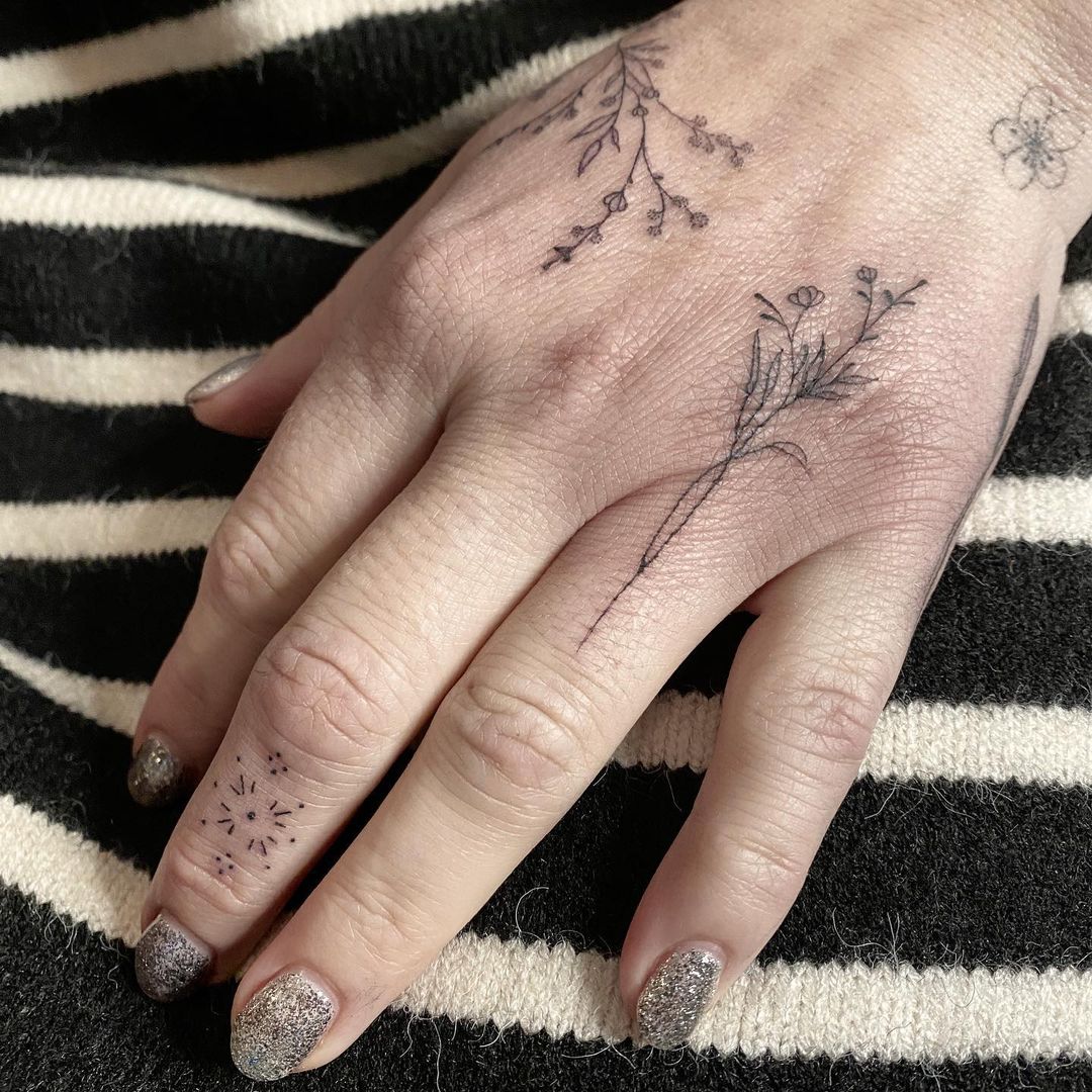 mani donna tatuaggio di fiori sul dorso