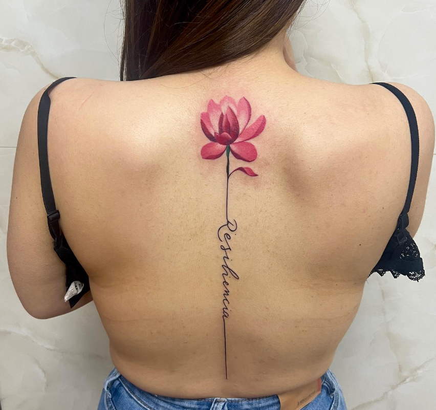 Fiore fucsia tatuato dietro la schiena