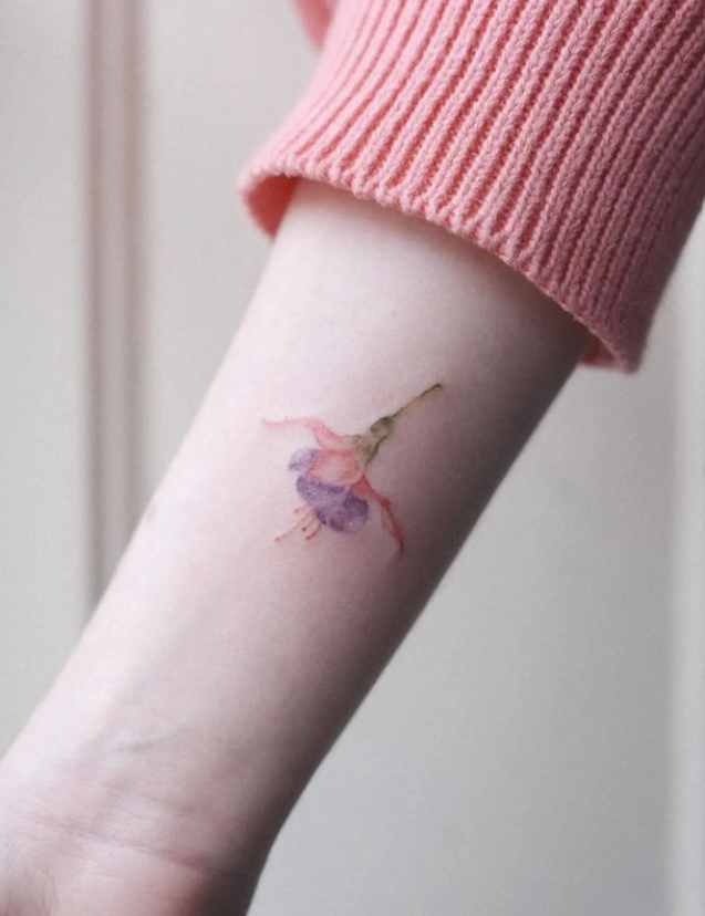 Fiore rosa tatuato sul polso