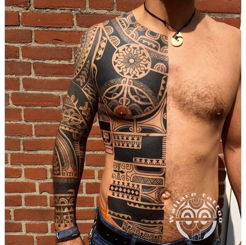 Metà corpo tatuato in stile tribale