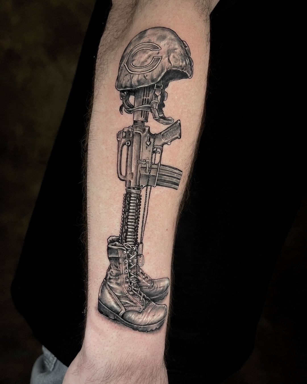 Tatuaggio di un elmetto e di un fucile