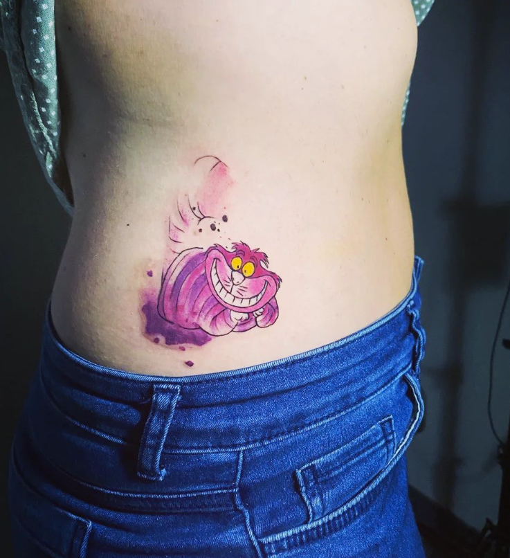 Tatuaggio fucsia sulla parte superiore del corpo