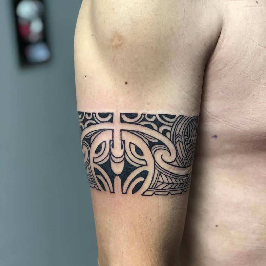 Tatuaggio tribale piccolo al braccio