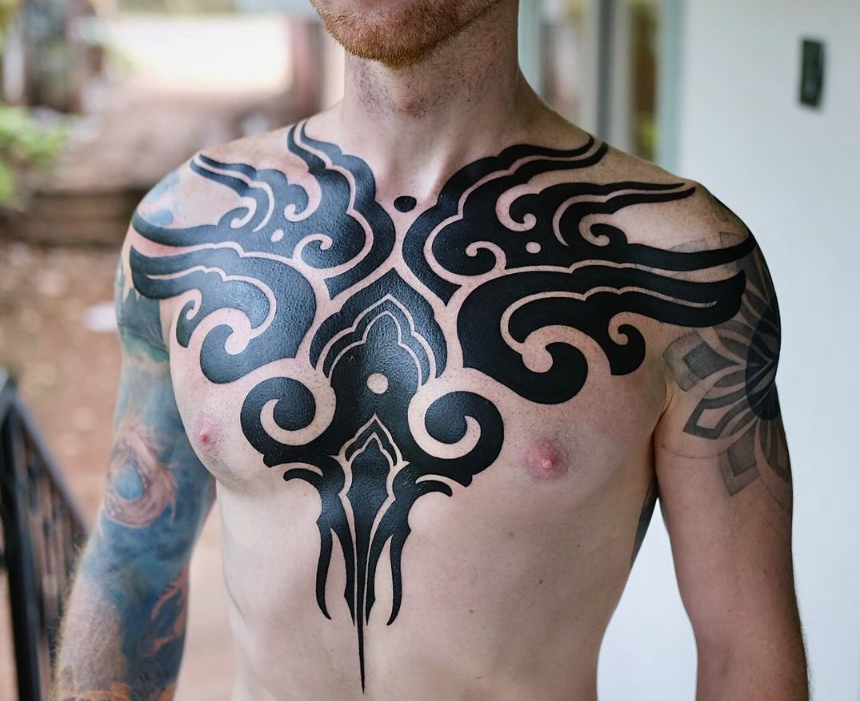 Tatuaggio tribale sul petto di un uomo