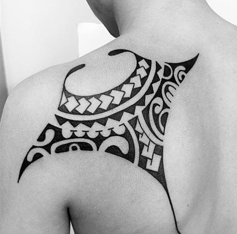 Tatuaggio tribale sulla zona sinistra della schiena