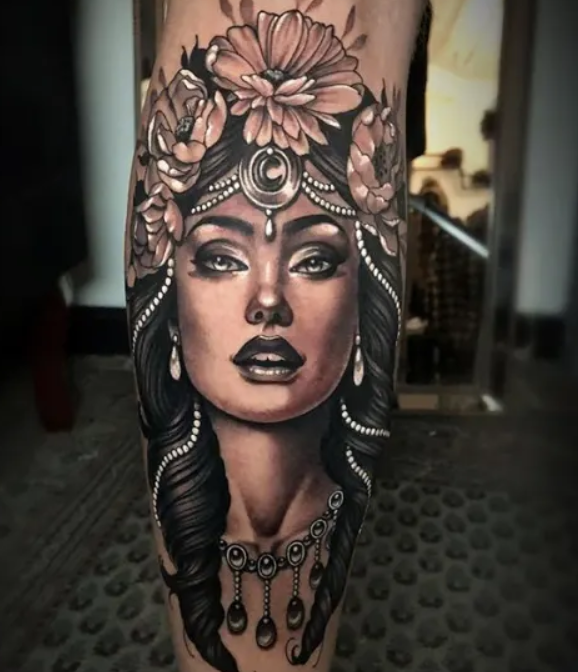 Volto donna con gioielli e fiori